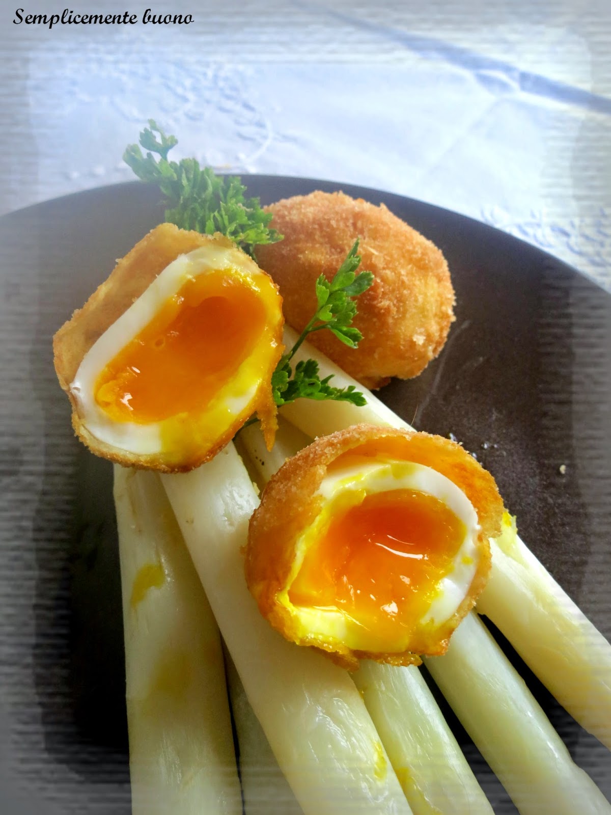 uovo fritto con asparagi bianchi di bassano dop