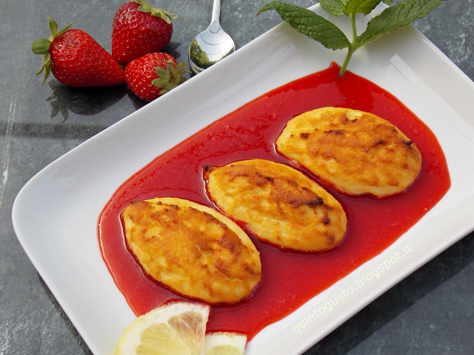 Gnocchi di ricotta al limone su coulis di fragole Apriti Sesamo