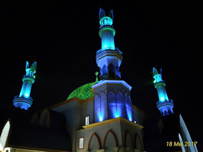 Keindahan Islamic Center Mataram di malam hari