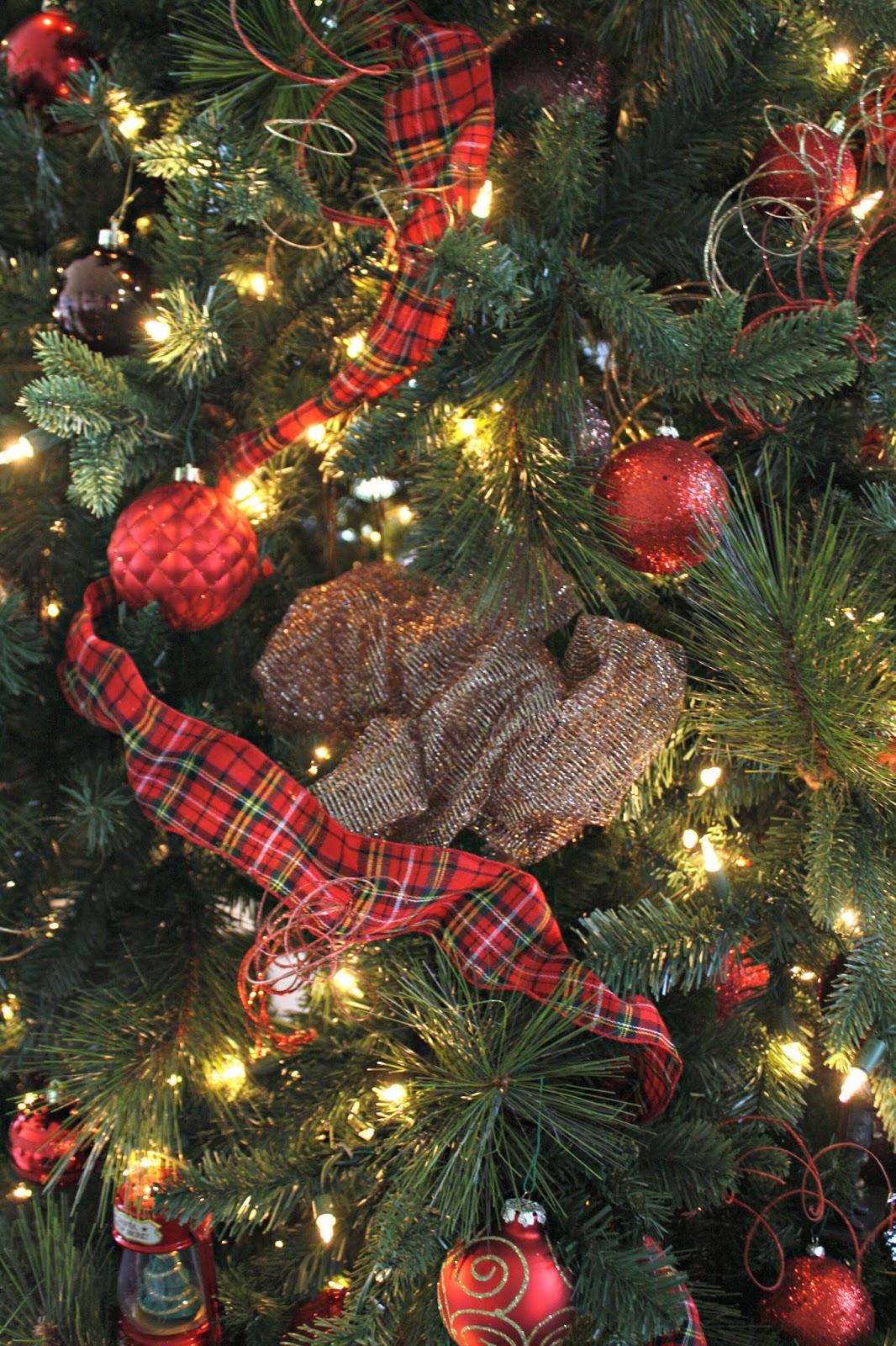 How to create a full and beautiful Christmas tree from Thrifty Decor Chick