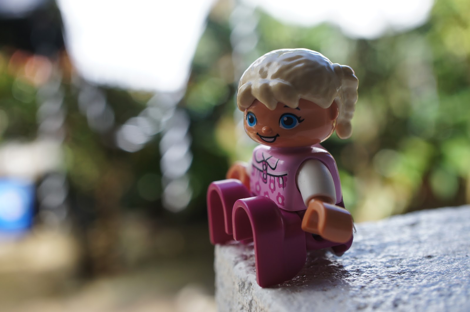 Sitting lego blond lady free picture for commercial use