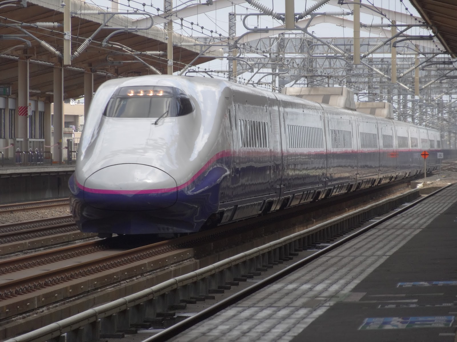 東北新幹線小山駅を通過するE2系