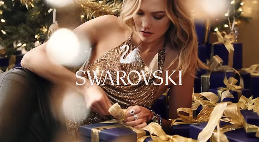 Modella Swarovski pubblicità con palloncini d'oro e modello - Testimonial Spot ottobre 2016