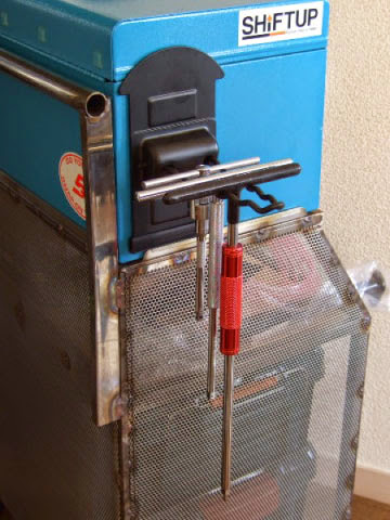 ハゼットの工具箱に貼付けたT型レンチホルダー Ttypewrenchholder
