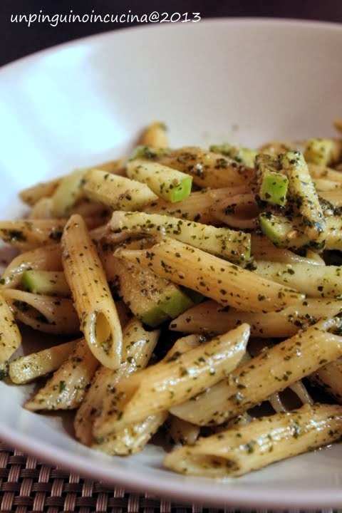 pasta al pesto con mela verde