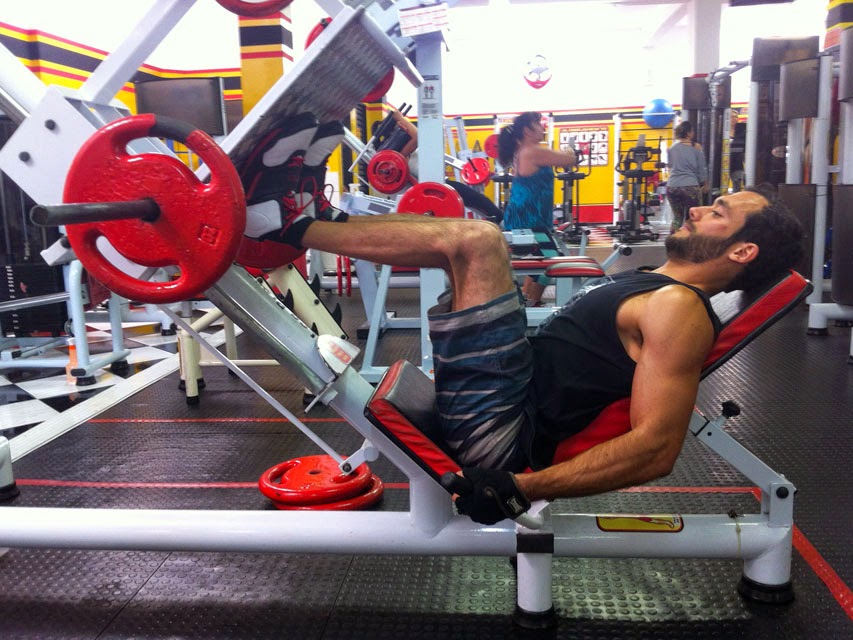 Matheus Guedes se exercita no Leg Press 45 Graus. Foto: Arquivo pessoal / Universal Gym Fitness