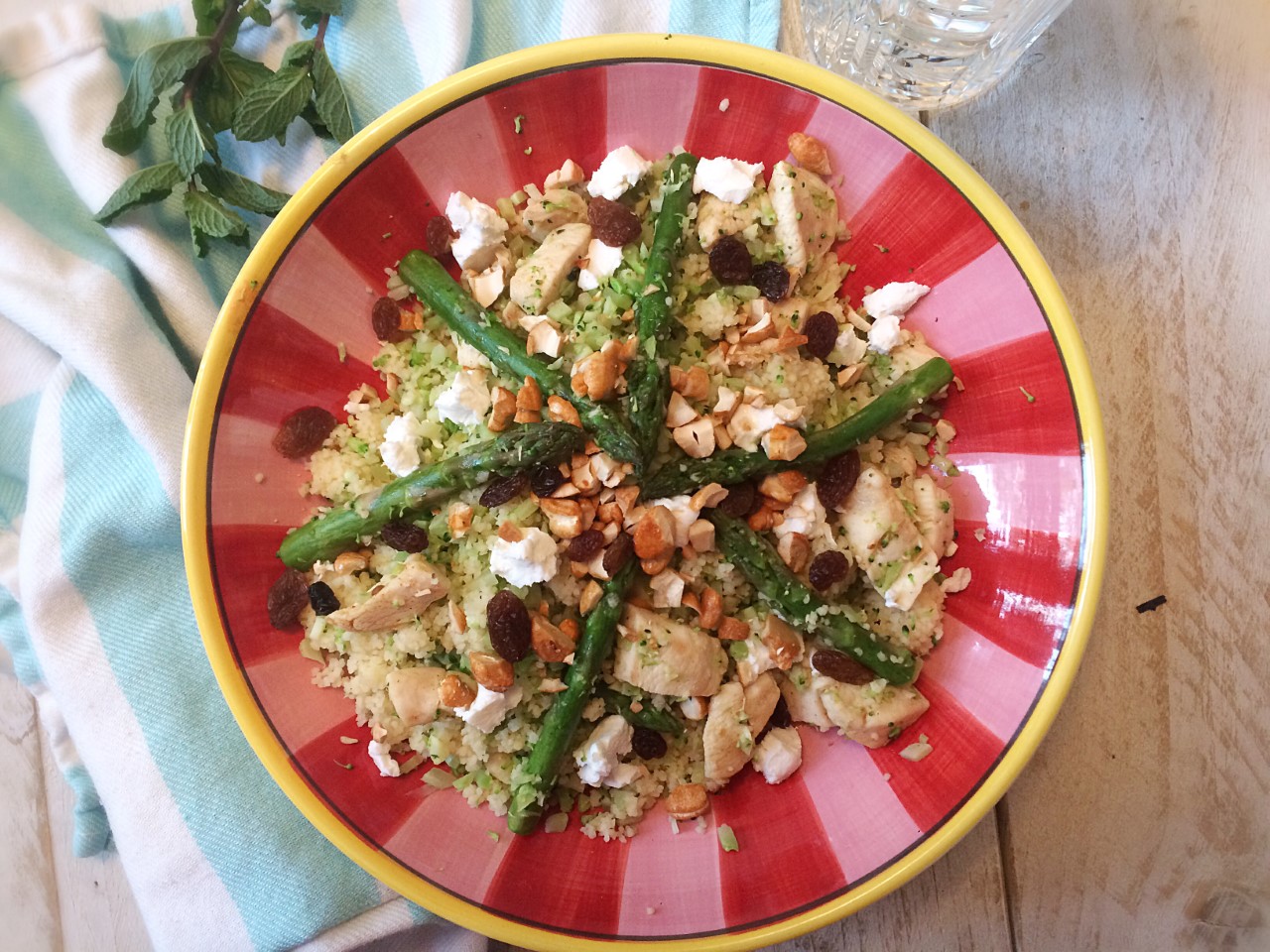 Kookkunst Broccoli couscous met groene asperges, kip, geitenkaas en