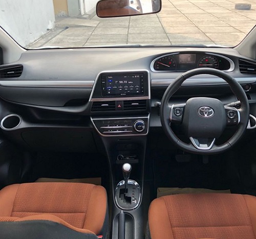 interior Toyota Sienta