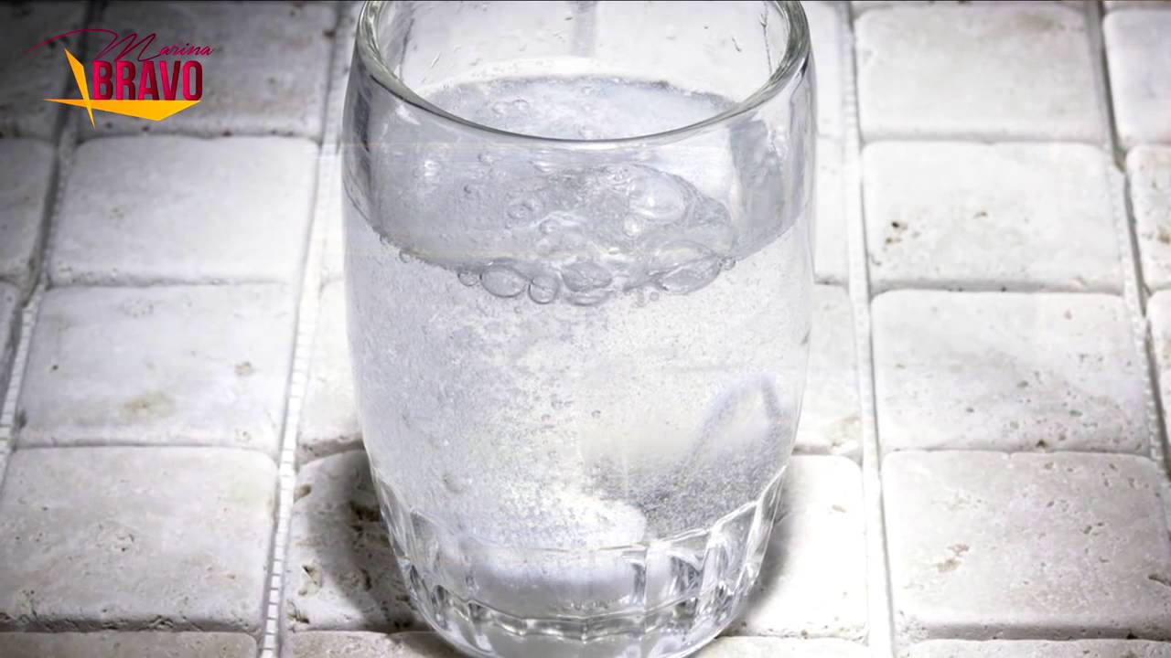 Реакция в стакане воды. Сода и стакан воды. Вода с содой. Сода в стакане. Стакан воды с пищевой содой.