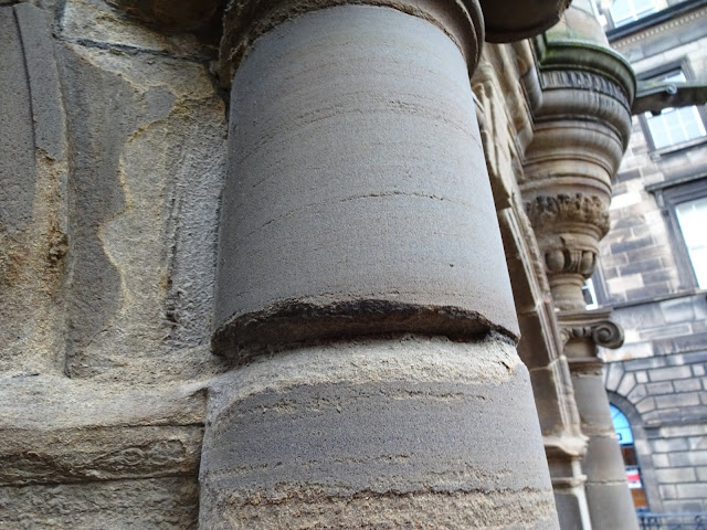 Decayed mortar joints, shown as disaggregation of the stone along the joints