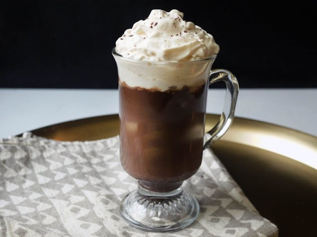 شراب الكاكاو الساخن بالكريمة