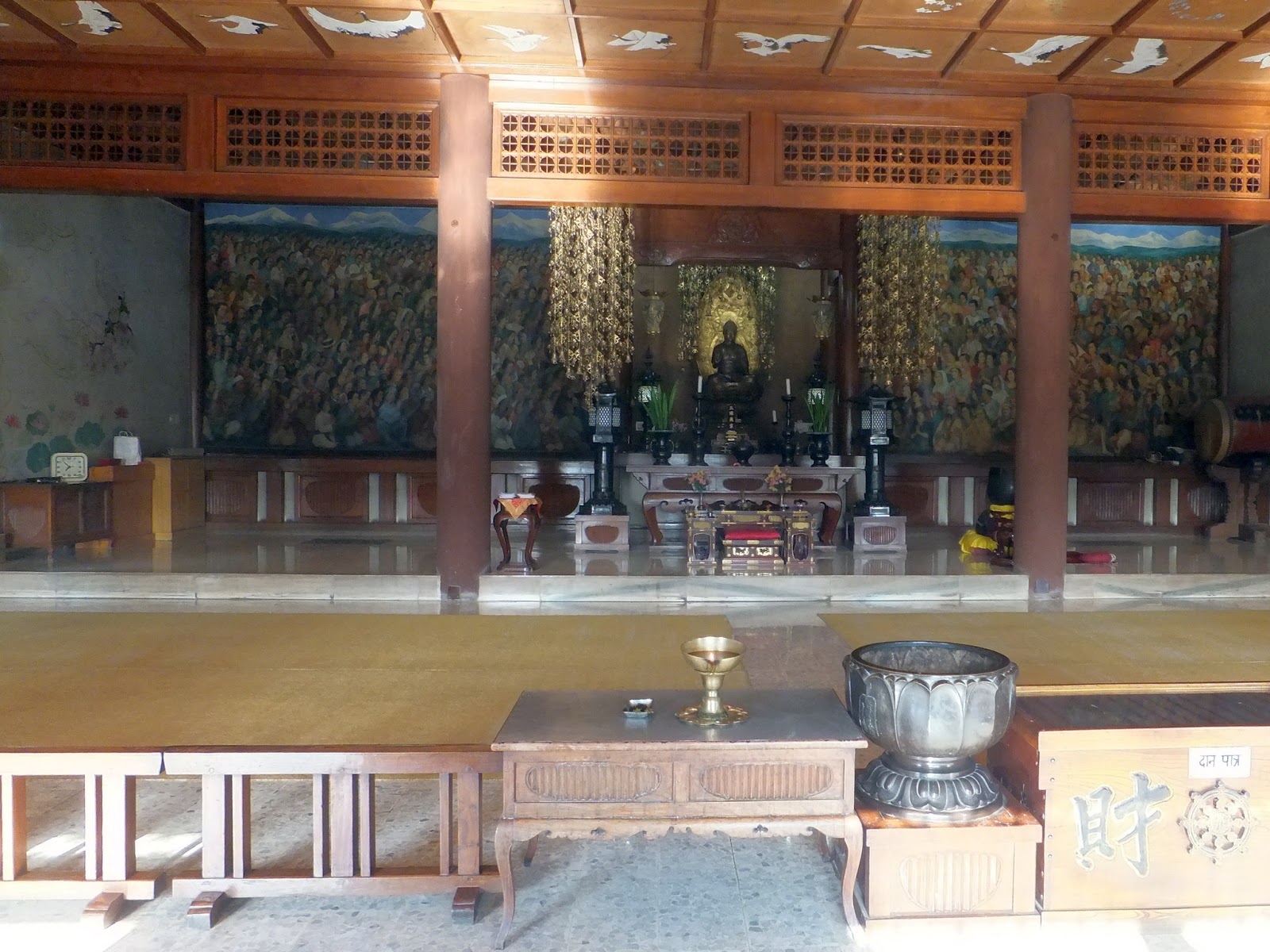 Внутреннее убранство японского монастыря в Бодх-Гае