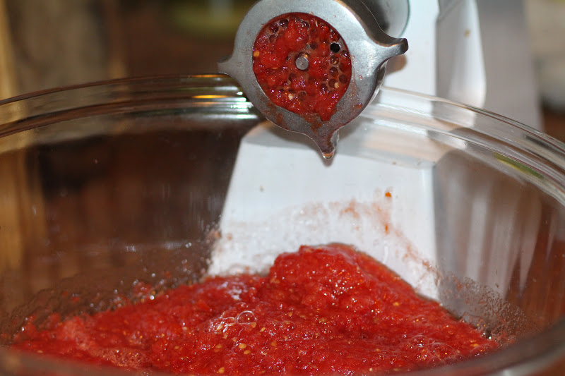 Помидоры через мясорубку. Помидоры болгарский перец на зиму через мясорубку. Томат через мясорубку на зиму. Помидоры болгарский перец на зиму через мясорубку. Помидоры болгарский перец на зиму через мясорубку.