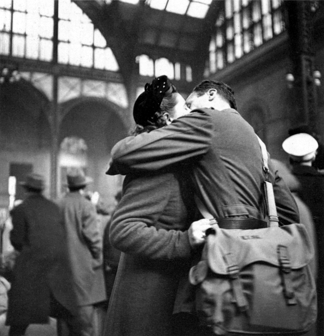 Тройной поцелуй. Прощание влюбленных на Пенсильванском вокзале в 1943. Робер Дуано поцелуй.