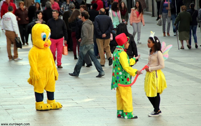 Payasos vendiendo globos en la calle Príncipe de Vigo