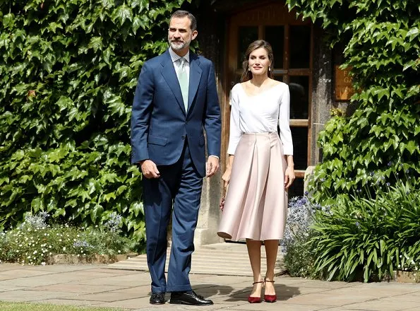 Queen Letizia and King Felipe of Spain visited the Exeter College in Oxford.