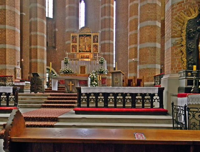 wnętrze nyskiej bazyliki kościół, Nysa, szlak św. Jakuba