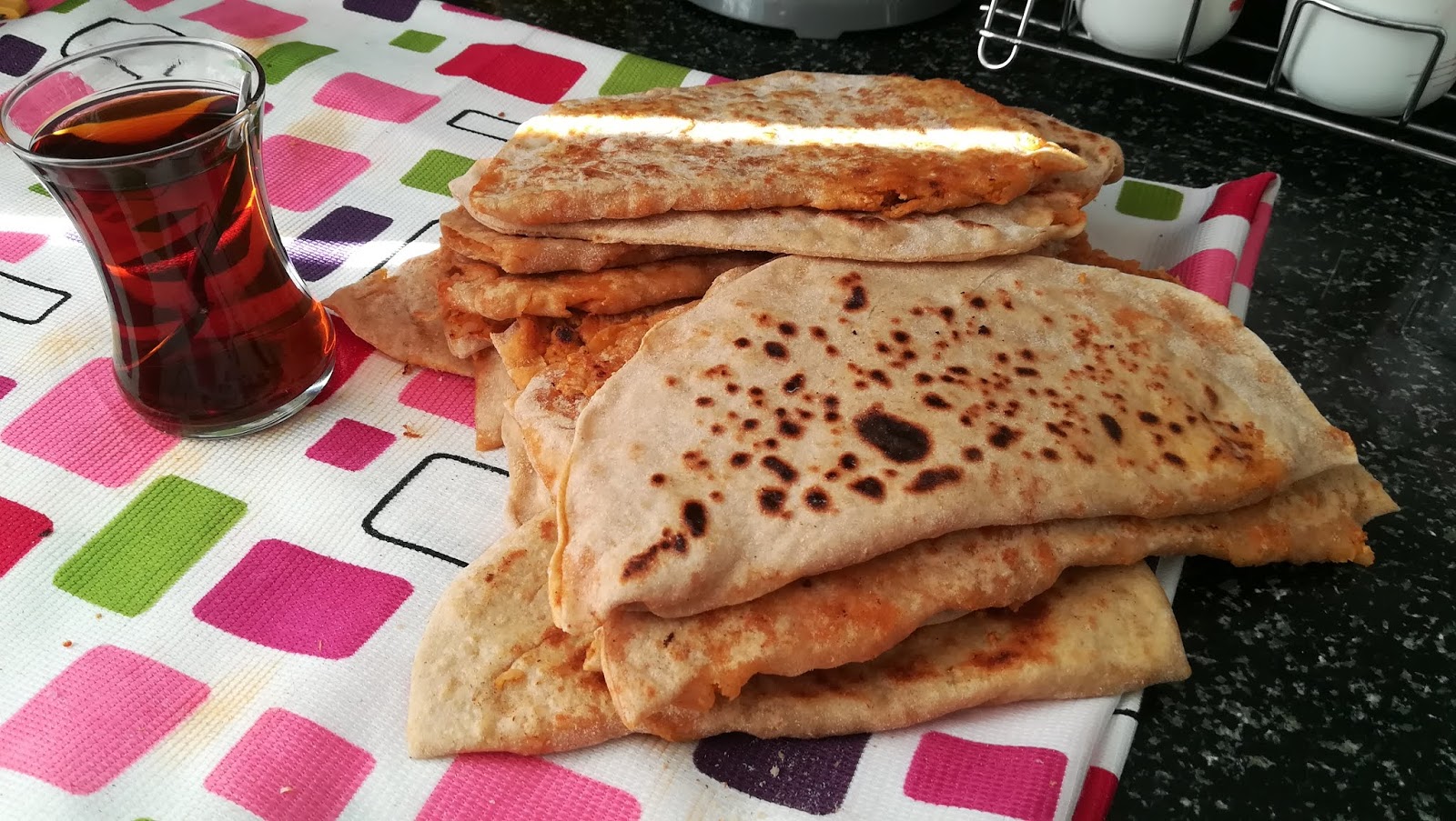 Tarhana Böreği (Tarhanalı Börek)