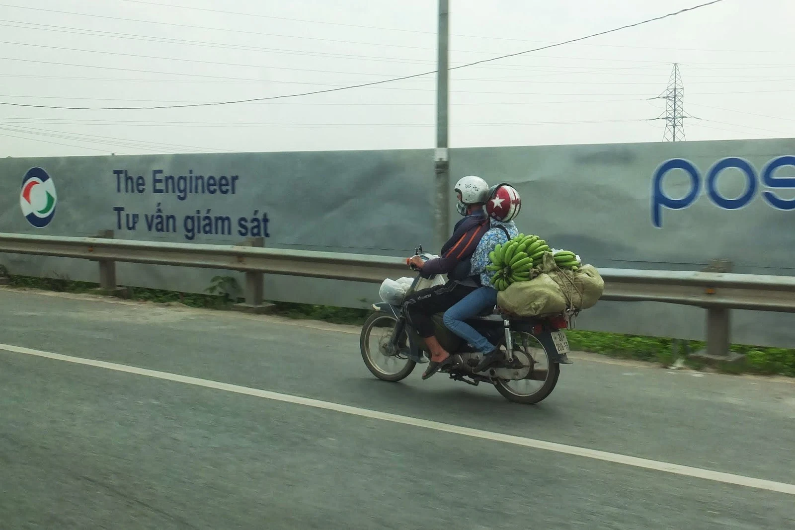 motor-bicycle-withbanana-vietnam バナナと原付