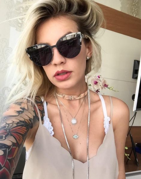 Chica con tatuajes y gafas de sol