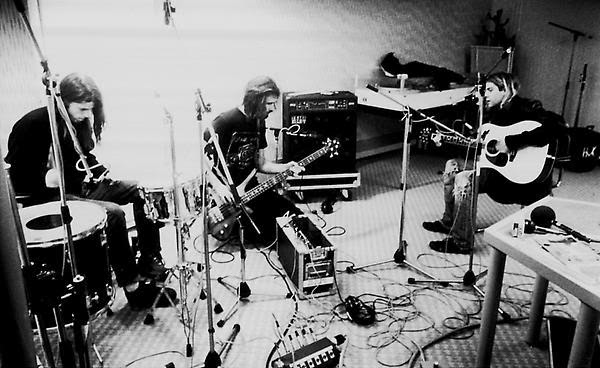 Nirvana kurt cobain chris novoselic dave grohl guitar drums amps amp head drum kit bass