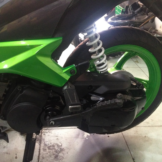 Sơn xe Yamaha Luvias GTX màu xám xanh Z1000