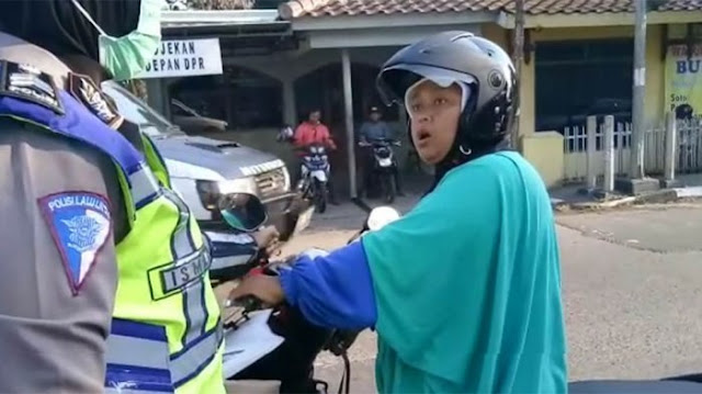 Kelewat Berani, Direkam Banyak Orang, Ibu di Probolinggo ini Bentak dan Maki-maki Polantas Kelewat Berani, Direkam Banyak Orang, Ibu di Probolinggo ini Bentak dan Maki-maki Polantas