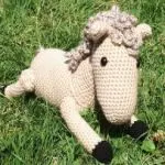 http://lucykatecrochet.com/crochet-horse