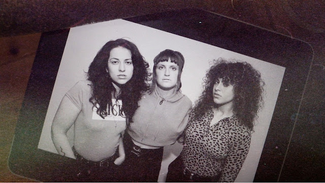 Josette Maskin, Katie Gavin et Naomi McPherson les membres du groupe POP US "MUNA"
