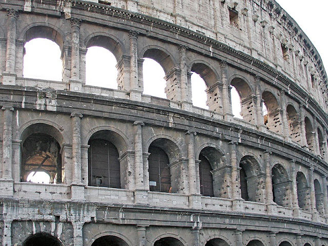 L'extérieur du Colisée de Rome - le mur extérieur
