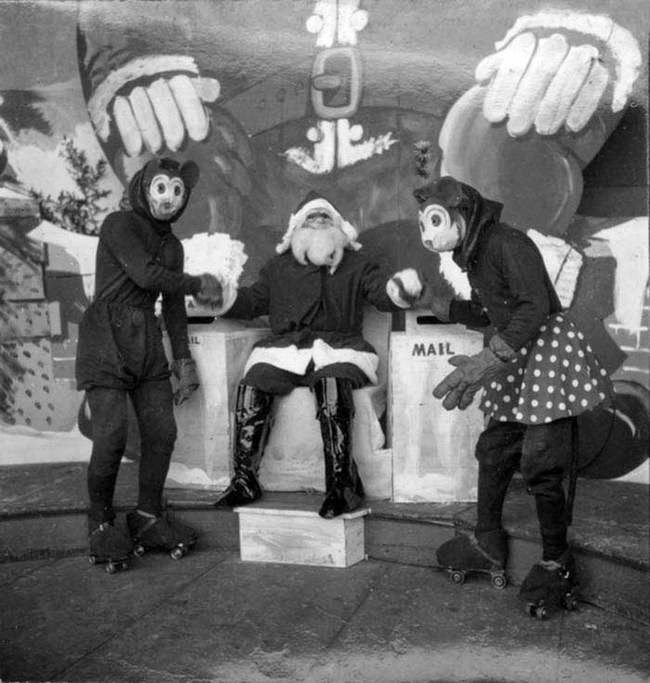 These 30 Creepy Vintage Santa Claus Photos That Will Give