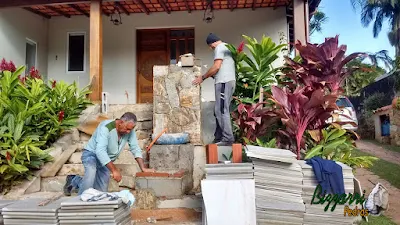Bizzarri, da Bizzarri Pedras, trabalhando no revestimento de pedra com pedra madeira nas jardineiras de pedra junto onde vamos executar a escada de pedra com pedra São Tomé em residência em condomínio em Vinhedo-SP. Junho de 2016.