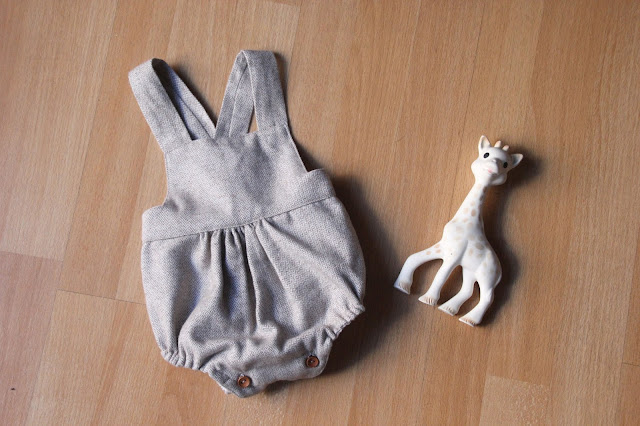 DIY Tutorial y patrones de ropa para bebes. Como hacer peto bebe