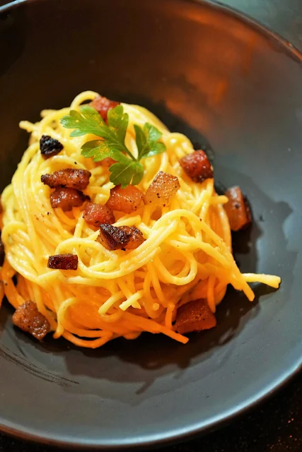 spaghetti alle carbonara with guanciale