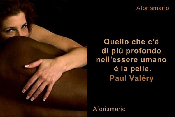 Dolori in reparto di petto di una spina dorsale a scoliosis