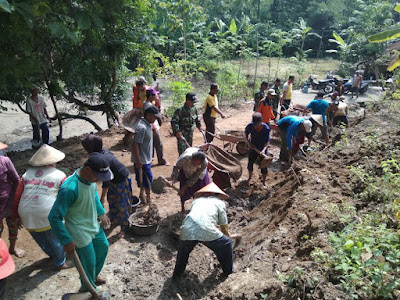 BABINSA KORAMIL KALIJAMBE KERJA BAKTI BERSIHKAN MATERIAL TANAH LONGSOR