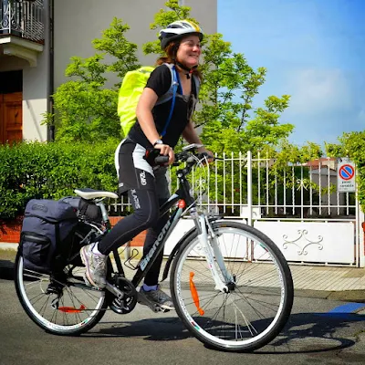 a customer enjoy cycling in Italy with Veloce bike rental