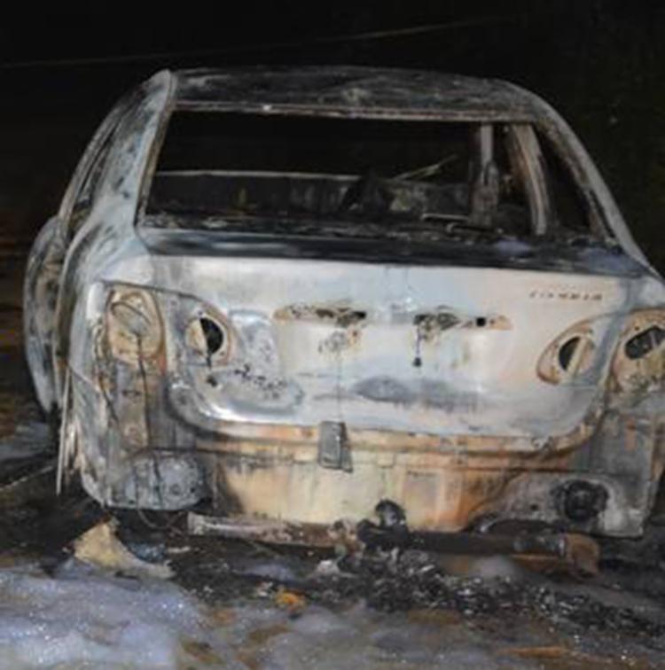 Três corpos são encontrados carbonizados dentro de carro em Itabuna
