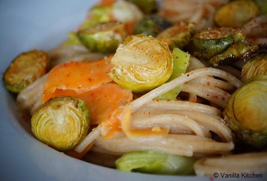 Pasta mit Gemüse, ofengeröstetem Rosenkohl und Käsesauce | (no) plain ...