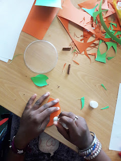 Pormenor das mãos de uma aluna de Alcoitão a elaborar trabalhos de corte e colagem para o Halloween