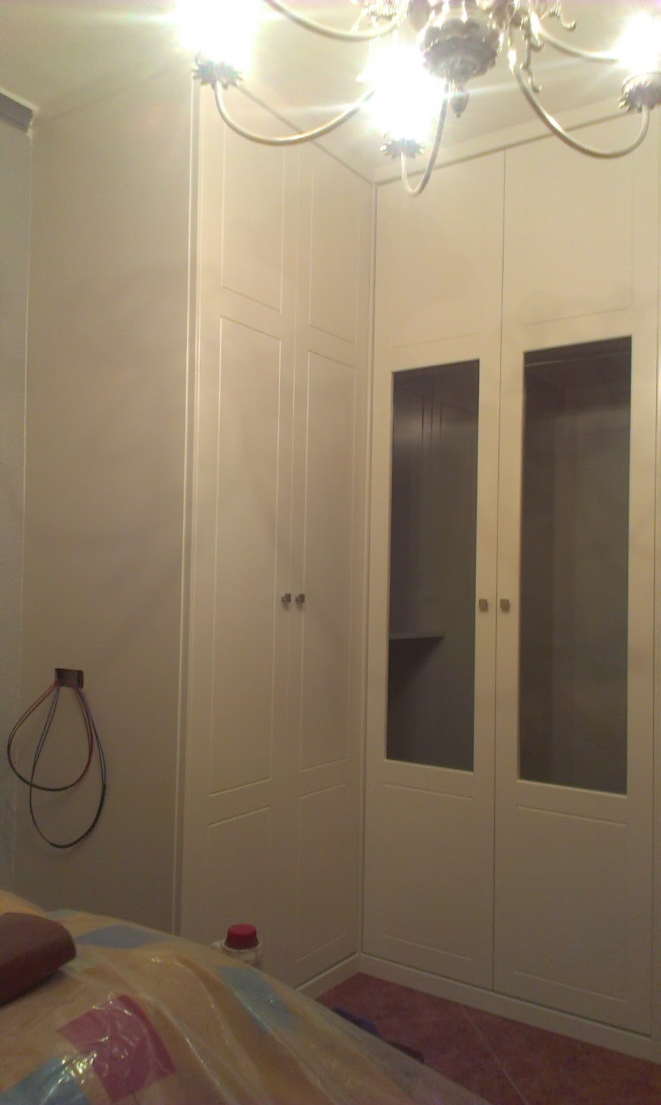 MUEBLES A MEDIDA: Armario de esquina lacado en blanco con 4 puertas con