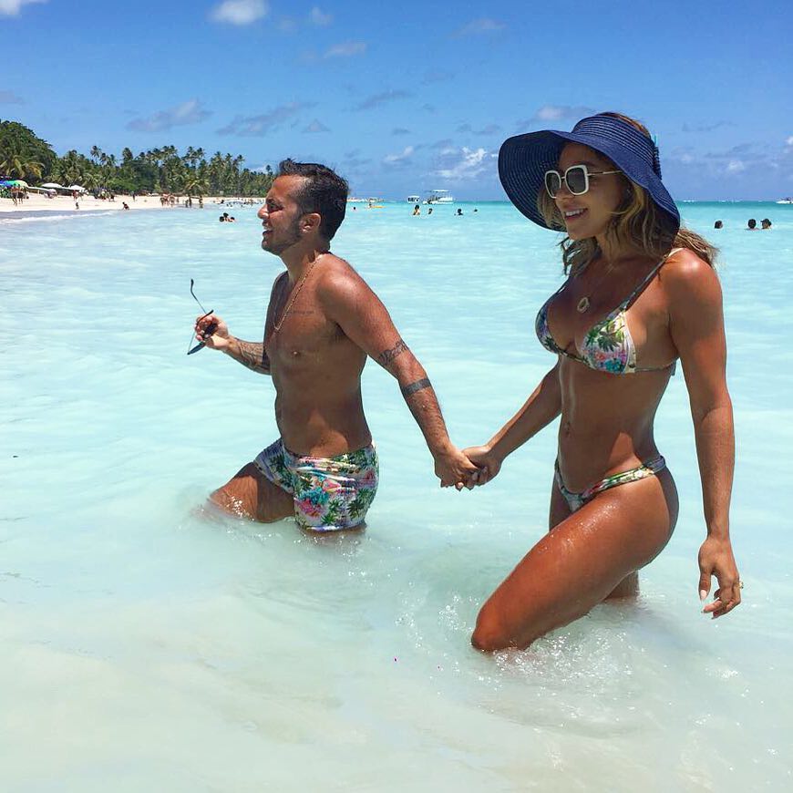 Combinando estampas, Thammy Miranda se refresca no mar de Alagoas com a namorada Combinando estampas, Thammy Miranda se refresca no mar de Alagoas com a namorada