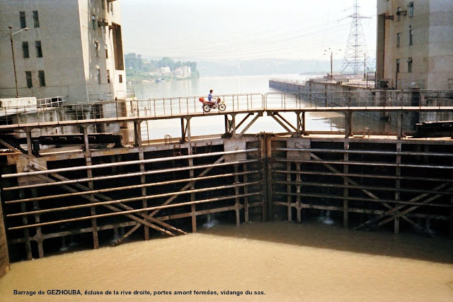 Верхние основные ворот одной из камер шлюза плотины Гэчжоуба