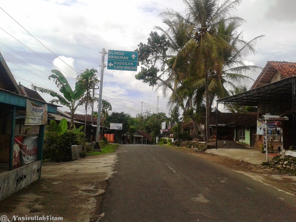 Plang petunjuk jalan sepanjang perjalanan di Dlingo, Bantul