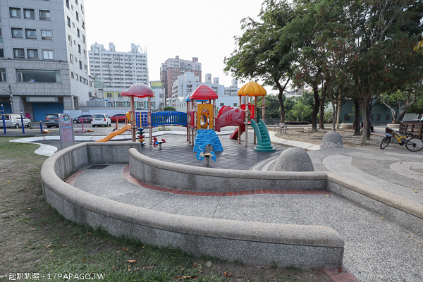 《台中.北屯》敦化公園|美好書席|親水生態蓮花池|綠草坪|親子休閒好去處 《台中.北屯》敦化公園|美好書席|親水生態蓮花池|綠草坪|親子休閒好去處