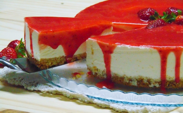 Semifrio de morango com base de bolacha