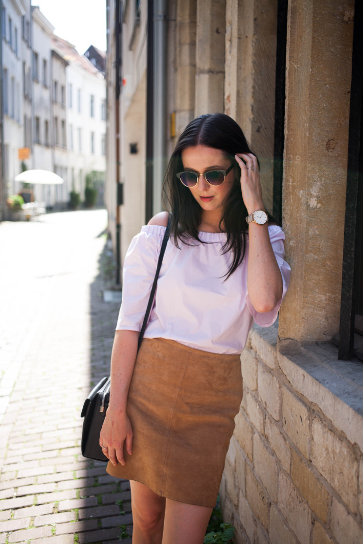 Outfit: off shoulder blouse and suede mini skirt - THE STYLING DUTCHMAN.