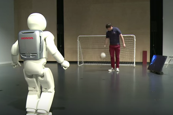 Asimo Robot buatan Honda ketika bermain bola