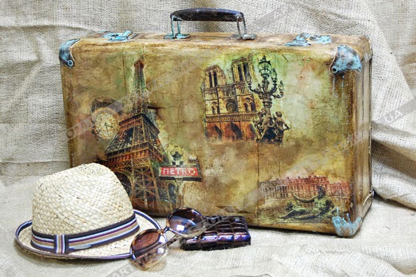 http://artblog.artmaterials.com.ua/home/34-articles/205-vintage-decor-suitcases.html