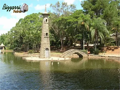Ponte de pedra folheta no lago com a torre de pedra.